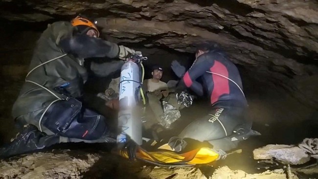 tim-penyelamat-mengeluarkan-seseorang-yang-terjebak-di-dalam-gua-di-provinsi-xaisomboun-laos-jumat-2952026-handout-via-reuters-1780135805925_169