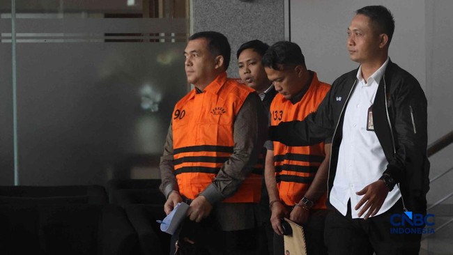 wakil-menteri-imigrasi-dan-pemasyarakatan-wamen-imipas-silmy-karim-tampak-mengenakan-rompi-tahanan-berwarna-oranye-saat-berada-1780542696403_169