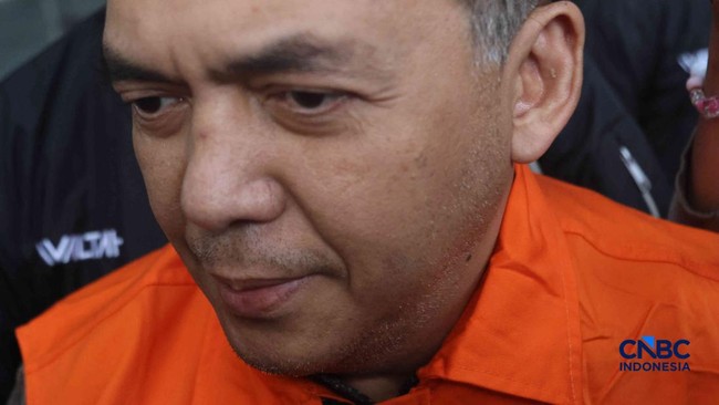 wakil-menteri-imigrasi-dan-pemasyarakatan-wamen-imipas-silmy-karim-tampak-mengenakan-rompi-tahanan-berwarna-oranye-saat-berada-1780542696540_169