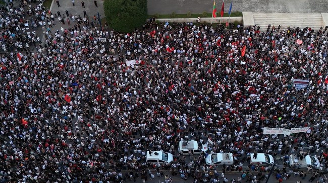 warga-albania-berdemo-menolak-pembangunan-kompleks-wisata-pantai-yang-diduga-terkait-dengan-menantu-presiden-as-donald-trump-j-1780661910957_169