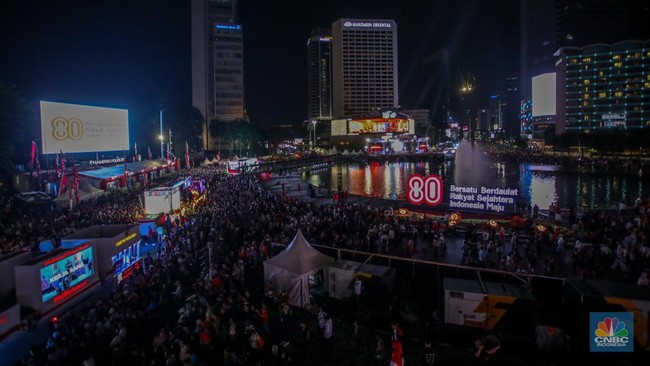 warga-menyaksikan-iring-iringan-karnaval-saat-melintas-di-kawasan-bundaran-hi-jakarta-minggu-1782025-malam-1755480650024_169