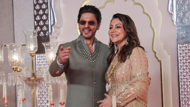 aktor-shah-rukh-khan-dan-istrinya-gauri-khan-berpose-di-karpet-merah-pada-hari-pernikahan-anant-ambani-dan-radhika-merchant-di_169