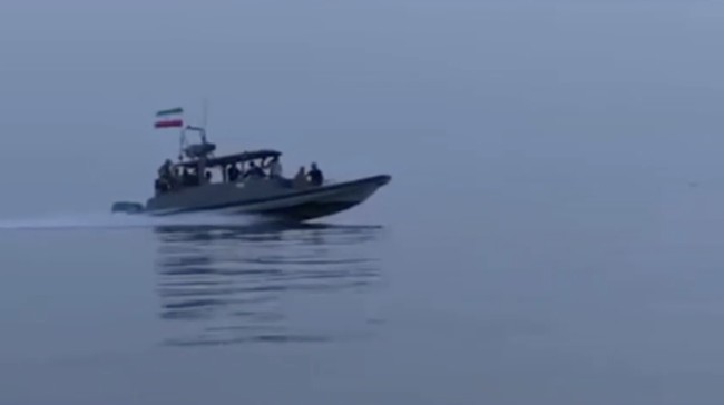 angkatan-laut-irgc-beroperasi-di-selat-hormuz-rabu-2242026-irgc-telah-menyita-dua-kapal-dan-memindahkannya-ke-pantai-iran-mere-1776907893749_169