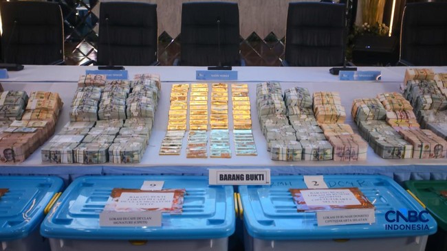 barang-bukti-emas-batangan-hingga-dolar-as-ditampilkan-jelang-konferensi-pers-perkembangan-penyidikan-kasus-dugaan-tindak-pida-1783692179039_169