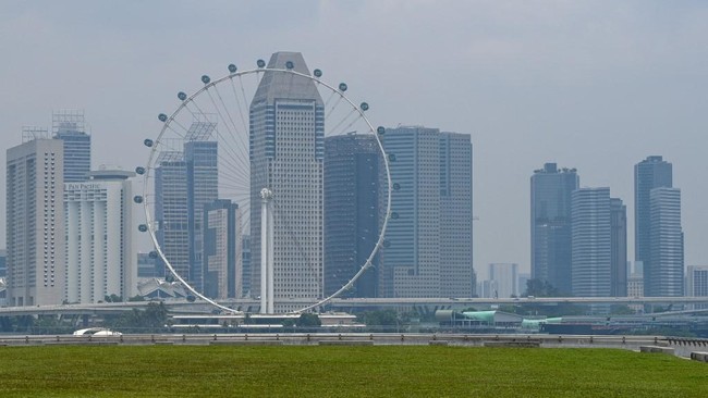 cakrawala-kota-terlihat-diselimuti-kabut-di-singapura-pada-29-september-2023_169