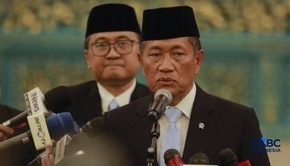 donny-ermawan-taufanto-saat-dilantik-sebagai-gubernur-universitas-republik-indonesia-oleh-presiden-prabowo-subianto-di-istana-1784713916445_169