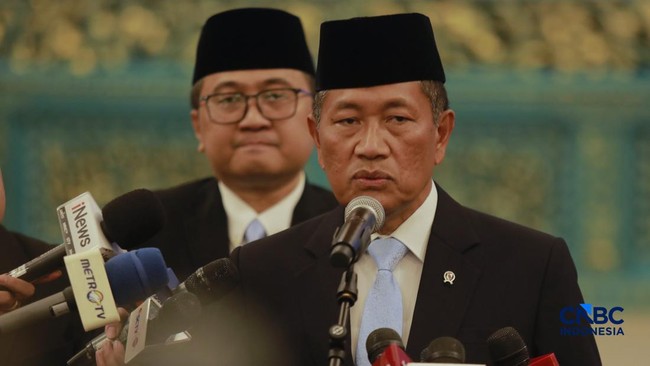 donny-ermawan-taufanto-saat-dilantik-sebagai-gubernur-universitas-republik-indonesia-oleh-presiden-prabowo-subianto-di-istana-1784713916445_169