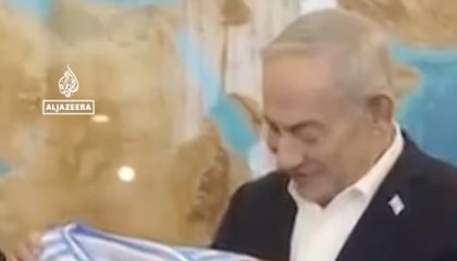 duta-besar-argentina-untuk-israel-telah-memberikan-benjamin-netanyahu-sebuah-jersey-sepak-bola-menjelang-final-piala-dunia-mel-1784429633235_169