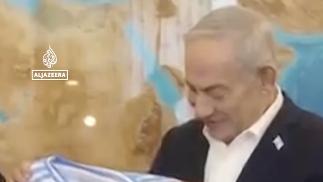 duta-besar-argentina-untuk-israel-telah-memberikan-benjamin-netanyahu-sebuah-jersey-sepak-bola-menjelang-final-piala-dunia-mel-1784429633235_169