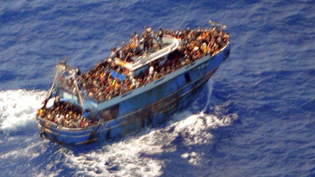 foto-selebaran-tak-bertanggal-yang-disediakan-oleh-hellenic-coast-guard-menunjukkan-para-migran-di-atas-kapal-selama-operasi-p_169
