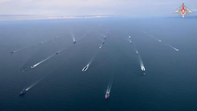 gambar-diam-dari-video-yang-dirilis-oleh-kementerian-pertahanan-rusia-menunjukkan-kapal-perang-rusia-selama-latihan-angkatan-l_169