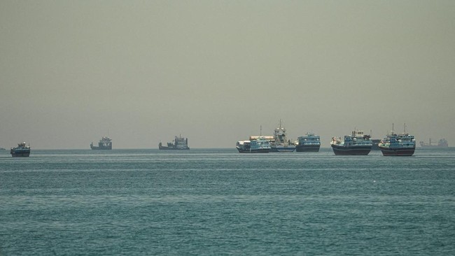 iran-crisisoman-hormuz-1779758906169_169