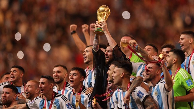 kapten-dan-penyerang-argentina-10-lionel-messi-mengangkat-trofi-piala-dunia-fifa-selama-upacara-pemberian-trofi-usai-argentina_169