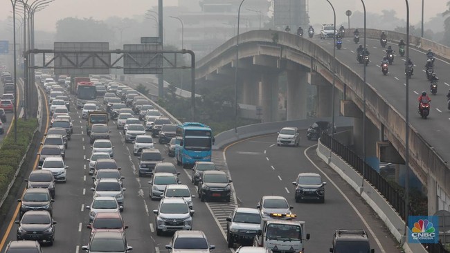 kepadatan-arus-lalu-lintas-kendaraan-mobil-dan-motor-di-jl-lebak-bulus-jakarta-selatan-selasa-252023-cnbc-indonesiamuhammad-sa-8_169