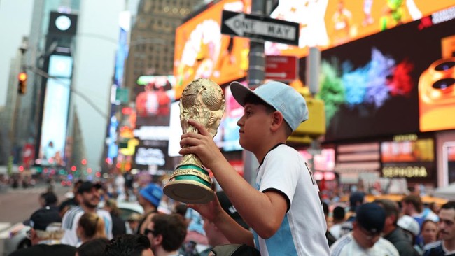 menjelang-laga-puncak-atmosfer-final-piala-dunia-2026-sudah-melumpuhkan-jantung-kota-new-york-ribuan-suporter-tim-nasional-arg-1784426998903_169