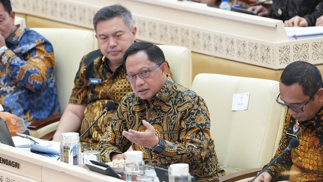 menteri-dalam-negeri-mendagri-muhammad-tito-karnavian-saat-di-kompleks-dpr-dok-kementerian-dalam-negeri-1784207011668_169
