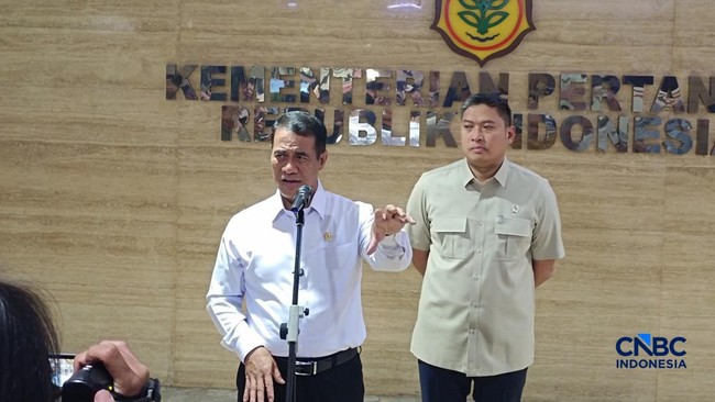 menteri-pertanian-mentan-amran-sulaiman-bersama-wakil-menteri-pertanian-wamentan-sudaryono-saat-konferensi-pers-di-kantornya-j-1783570059631_169