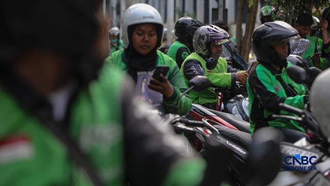 pengemudi-ojek-online-ojol-menunggu-orderan-penumpang-di-kawasan-stasiun-palmerah-jakarta-senin-452026-1777870908739_169