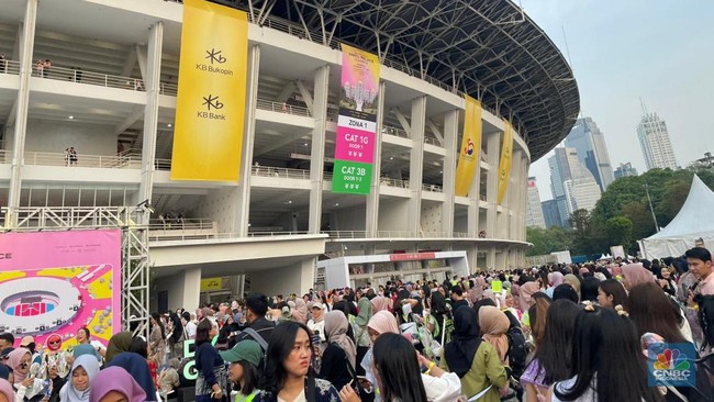 penggemar-k-pop-atau-musik-korea-memadati-kawasan-stadion-utama-gelora-bung-karno-sugbk-senayan-jakarta-sabtu-2392023_169