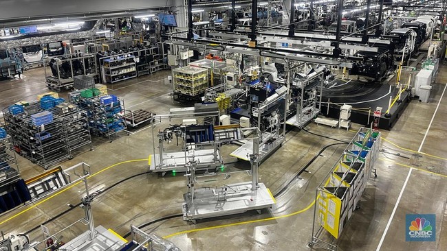 perakitan-kendaraan-sebagai-salah-satu-bagian-dari-produksi-kendaraan-di-pabrik-daihatsu-kyoto-jepang-senin-27102025-1761553853531_169