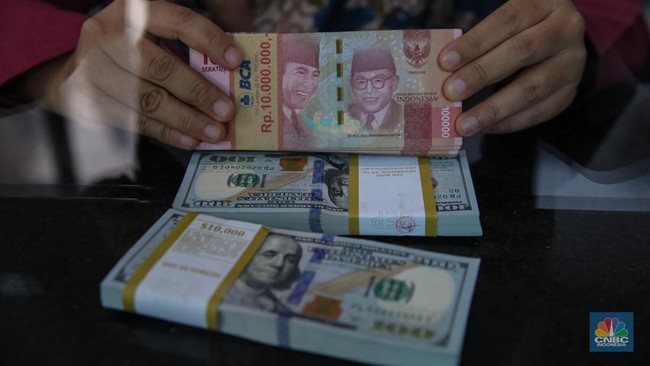 petugas-menjunjukkan-mata-uang-dolar-amerika-serikat-as-dan-rupiah-di-vip-money-changer-jakarta-kamis-2592025-1758794525604_169