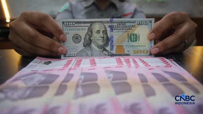 petugas-menjunjukkan-uang-pecahan-dolar-amerika-serikat-as-dan-rupiah-di-dolar-asia-money-changer-jakarta-rabu-872026-1783496342884_169