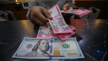 petugas-menjunjukkan-uang-pecahan-dolar-amerika-serikat-as-dan-rupiah-di-dolar-asia-money-changer-jakarta-rabu-872026-1783496342975_169