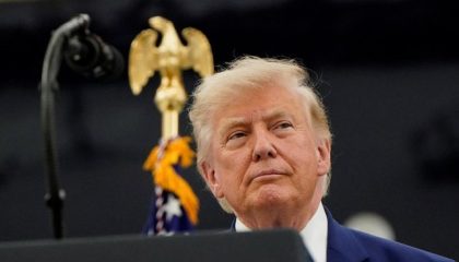 presiden-as-donald-trump-memberi-isyarat-saat-ia-meninjau-pesawat-vc-25b-yang-dihadiahkan-oleh-qatar-yang-akan-digunakan-sebag-1781948459985_169