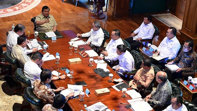 presiden-prabowo-subianto-menginstruksikan-pemberian-harga-khusus-bahan-bakar-minyak-bbm-sebesar-rp15000-per-liter-bagi-nelaya-1783983115706_169