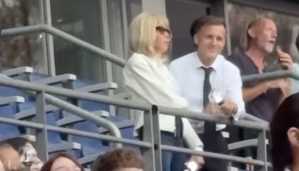 presiden-prancis-emmanuel-macron-dan-ibu-negara-brigitte-macron-tertangkap-kamera-saat-menghadiri-hari-pertama-konser-tur-duni-1784452363152_169