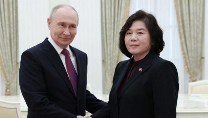 presiden-rusia-vladimir-putin-berjabat-tangan-dengan-menteri-luar-negeri-korea-utara-choe-son-hui-saat-pertemuan-di-kremlin-di-1784539683347_169