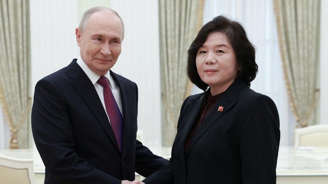 presiden-rusia-vladimir-putin-berjabat-tangan-dengan-menteri-luar-negeri-korea-utara-choe-son-hui-saat-pertemuan-di-kremlin-di-1784539683347_169