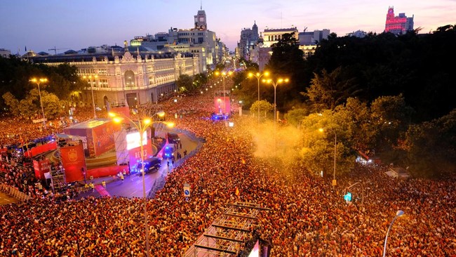 ribuan-suporter-spanyol-memadati-plaza-de-cibeles-di-madrid-untuk-merayakan-keberhasilan-tim-nasional-menjuarai-piala-dunia-fi-1784608424572_169