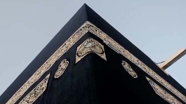 sejumlah-petugas-mengganti-kiswah-kain-sutra-hitam-yang-menyelimuti-kabah-di-masjidil-haram-makkah-arab-saudi-senin-1562026-ma-1781658622390_169