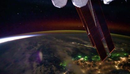 seorang-astronot-mengabadikan-momen-aurora-berkilauan-dari-luar-angkasa-yang-dibagikan-pada-sosial-media-x-pribadinya-1750230196533_169