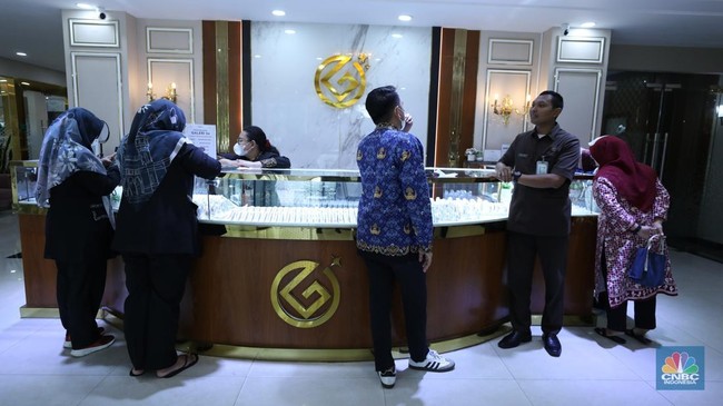 seorang-konsumen-membeli-emas-logam-mulia-di-butik-emas-di-galeri-24-jakarta-senin-262025-harga-emas-logam-mulia-produksi-pt-a-1748852550449_169