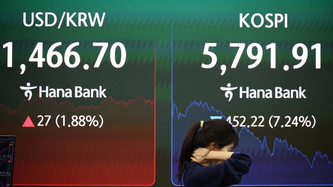 seorang-pedagang-mata-uang-berjalan-melewati-papan-elektronik-yang-menampilkan-indeks-harga-saham-gabungan-korea-kospi-dan-nil-1772771657155_169
