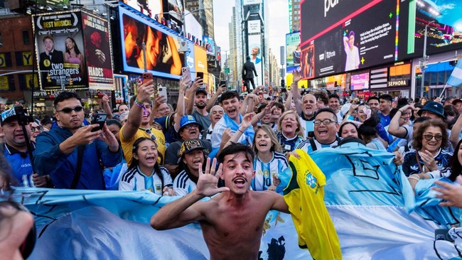 soccer-worldcupfans-1783680758538_169