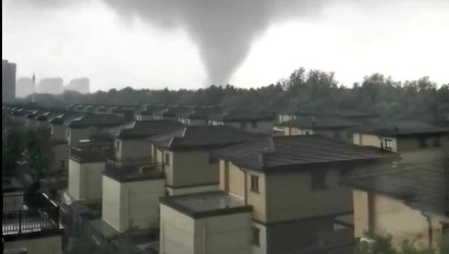 tornado-menghantam-sebuah-kota-di-china-timur-akibat-kejadian-ini-5-orang-dilaporkan-tewas-4_169