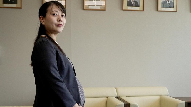 wali-kota-yawata-shoko-kawata-berpose-untuk-foto-di-depan-potret-mantan-wali-kota-yawata-di-balai-kota-yawata-yawata-prefektur-1784539844366_169