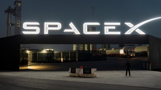 warga-mengamati-pesawat-ruang-angkasa-starship-generasi-spacex-di-atas-roket-super-heavy-lepas-landas-pada-peluncuran-ketigany_169