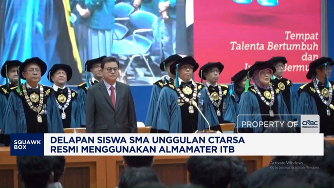 8-siswa-sma-unggulan-ct-arsa-resmi-menggunakan-almamater-itb-1785994059000_169