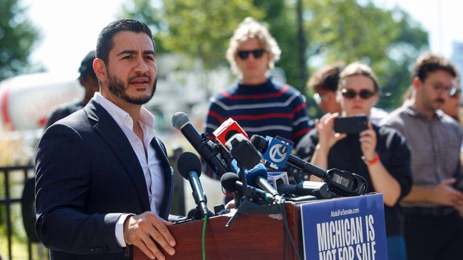 abdul-el-sayed-pemenang-pemilihan-pendahuluan-partai-demokrat-di-michigan-as-berbicara-dalam-sebuah-konferensi-pers-di-detroit-1786076585200_169