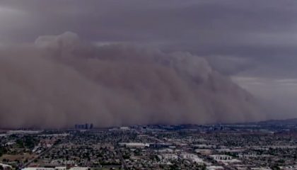 badai-debu-menyelimuti-langit-di-paradise-valley-arizona-as-25-agustus-2025-abc-affiliate-knxv-via-reuters-1756193111443_169