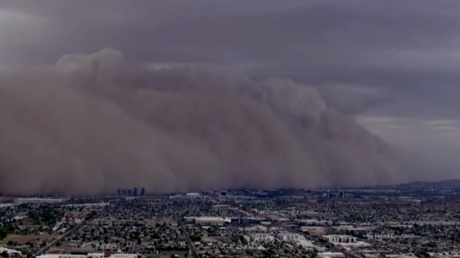 badai-debu-menyelimuti-langit-di-paradise-valley-arizona-as-25-agustus-2025-abc-affiliate-knxv-via-reuters-1756193111443_169