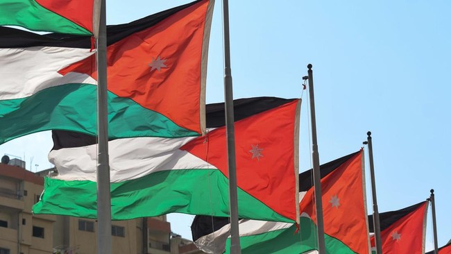 bendera-nasional-yordania-terlihat-di-luar-museum-yordania-di-amman-pada-hari-rabu-5-februari-2019-di-amman-yordania_169
