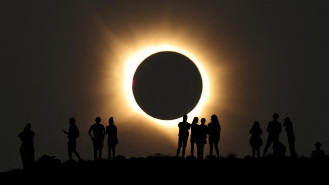 bulan-menutupi-matahari-sepenuhnya-saat-gerhana-matahari-total-sebagaimana-terlihat-dari-observatorium-astrofisika-javalambre-1786583895067_169
