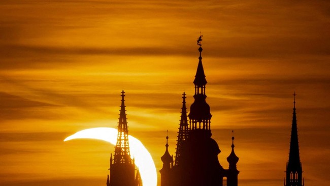 bulan-menutupi-sebagian-matahari-saat-gerhana-matahari-di-atas-kastil-praha-sebagaimana-terlihat-dari-praha-republik-ceko-pada-1786583895463_169