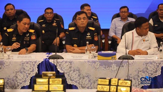 direktur-jenderal-bea-dan-cukai-djaka-budhi-utama-saat-menghadiri-konferensi-pers-penindakan-ekspor-22-kg-emas-batangan-di-kan-1787037959628_169