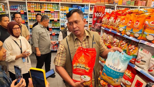 direktur-utama-perum-bulog-ahmad-rizal-ramdhani-saat-melakukan-inspeksi-mendadak-di-salah-satu-ritel-modern-di-kawasan-radio-d-1785988553126_169